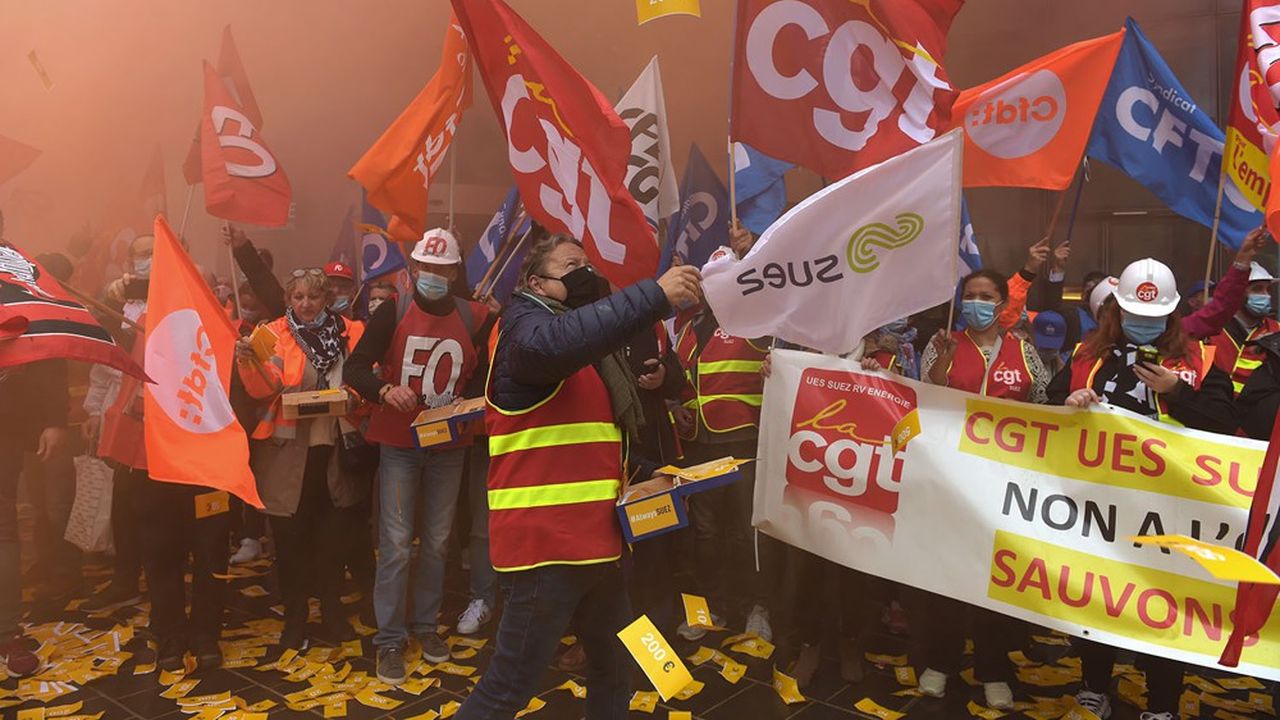 Les syndicats de Suez manifestent contre l'OPA hostile de Veolia, le 29 septembre 2020, à La Défense à Paris.