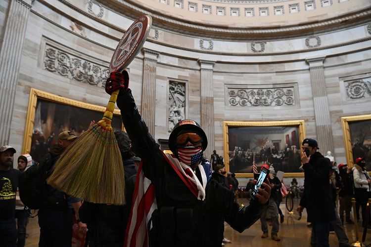 Des manifestants pro-Trump envahissent la rotonde du Capitole, le 6 janvier dernier à Washington.