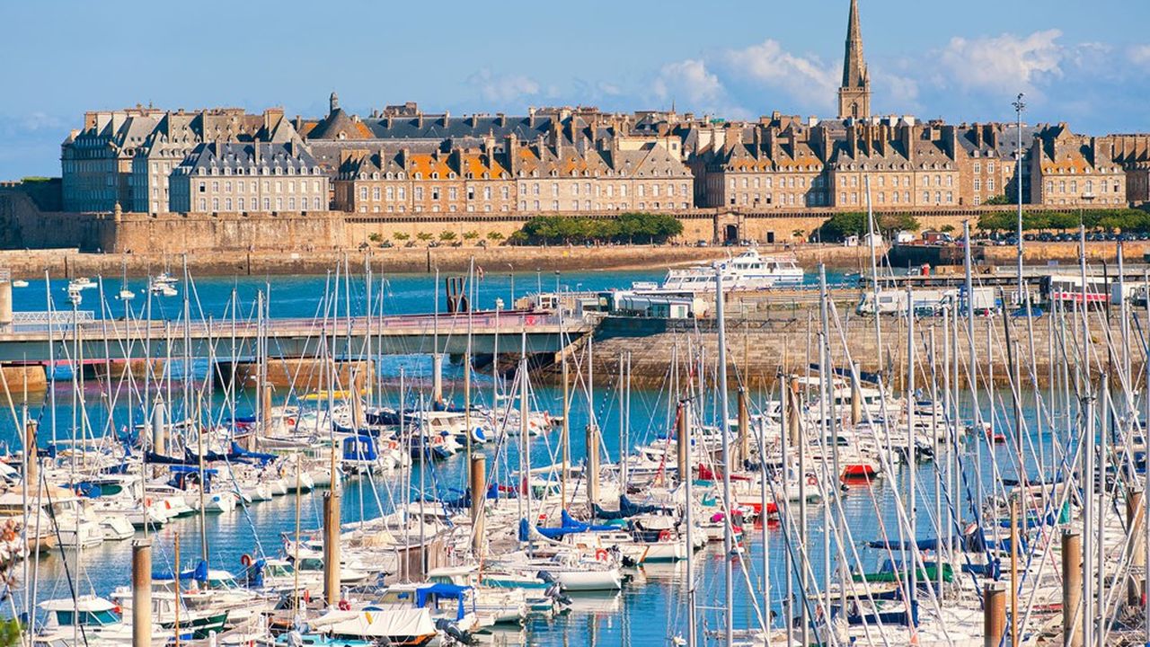 Le port du Naye, à Saint-Malo, est désespérément vide, ce qui entraîne de nombreuses difficultés pour les commerces de l'intra-muros.