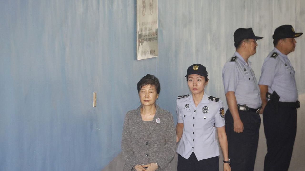 Compte tenu des années déjà passées derrière les barreaux, Park Geun-hye sera libérée en 2039.