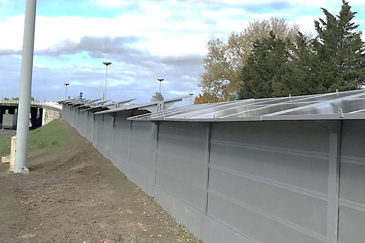 Le surcoût lié à l'installation d'un mur antibruit photovoltaïque est estimé à environ 20 %.TechSafe Industries