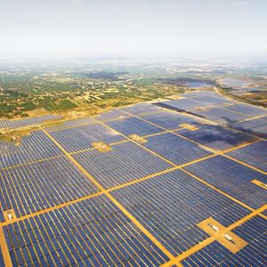 La filiale d'Adani dans laquelle Total investit détient le plus grand projet de production d'énergie solaire au monde, situé à Kamuthi, dans l'Etat du Tamil Nadu.