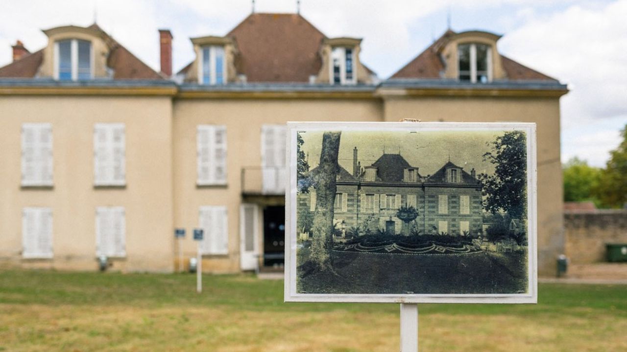 La maison de Gérard Philipe, belle bâtisse bourgeoise du XIXe siècle, est dans un état de délabrement avancé.