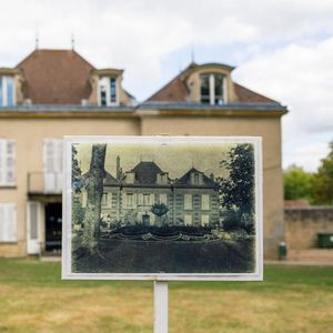 La maison de Gérard Philipe, belle bâtisse bourgeoise du XIXe siècle, est dans un état de délabrement avancé.