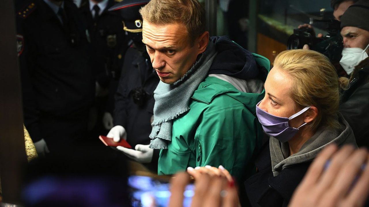 Alexeï Navalny et sa femme Ioulia à leur arrivé dimanche à l'aéroport Cheremetiovo de Moscou. Il a été interpellé dès son arrivée, au contrôle de passeports, et sous les objectifs de nombreuses caméras.