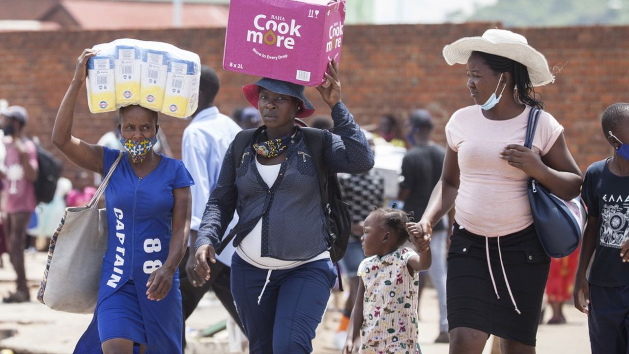 Le Covid perturbe la vie quotidienne - mais moins qu'en Occident - en Afrique où beaucoup portent le masque, ou pas, comme ici sur un marché au Zimbabwe.
