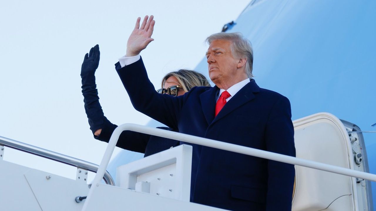 Melania et Donald Trump ont salué une dernière fois leurs partisans sur la base d'Andrews, avant de prendre l'avion Air Force One vers la Floride.