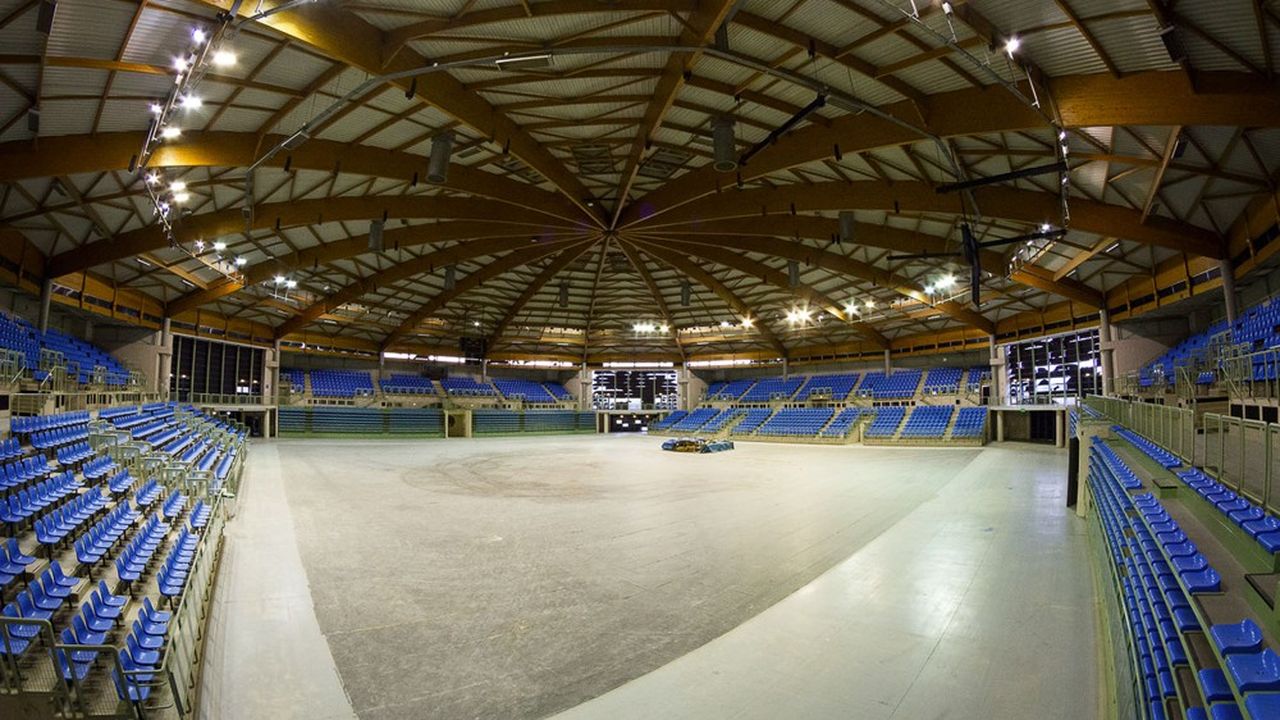 Troisième plus grande salle couverte d'Ile-de-France, avec 8.000 mètres carrés et 6.400 places assises, le Grand Dôme a été construit pour abriter les Jeux de la francophonie en 1994.