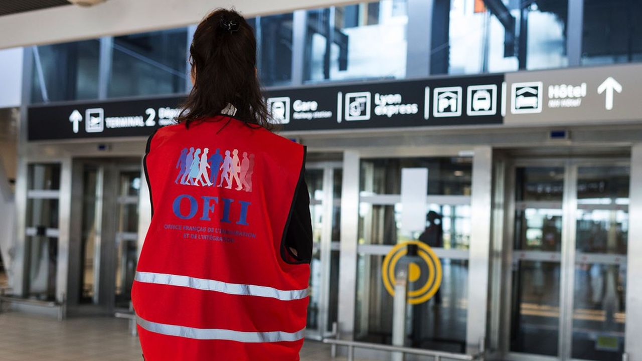 Une volontaire de l'Office français de l'immigration et de l'intégration (Ofii) se prépare à l'accueil d'immigrants arrivant d'Athènes à l'aéroport international Saint-Exupéry, en région lyonnaise.