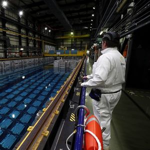 Traditionnellement, EDF entrepose les assemblages de combustible déchargés de ses réacteurs nucléaires dans des piscines de refroidissement, dans ses centrales, puis dans celles d'Orano, sur le site de la Hague (Manche).