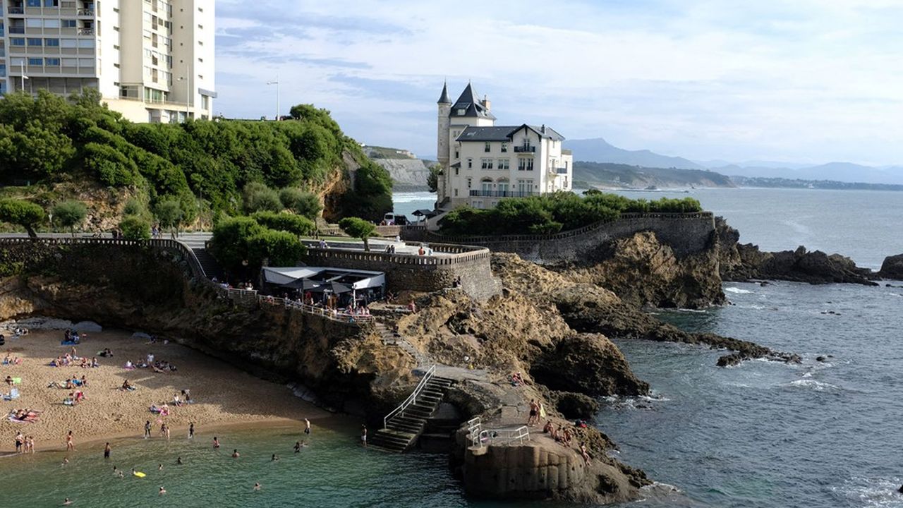 Longtemps prisé des retraités, Biarritz attire désormais les familles de quadragénaires dont les plus fortunées visent la Villa Belza.