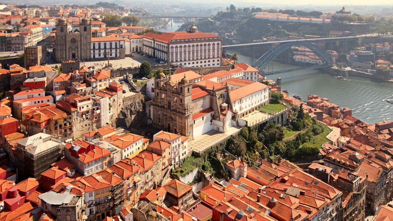 Natixis a créé en 2016 une succursale à Porto, afin d'y loger une partie de ses activités informatiques.