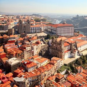 Natixis a créé en 2016 une succursale à Porto, afin d'y loger une partie de ses activités informatiques.