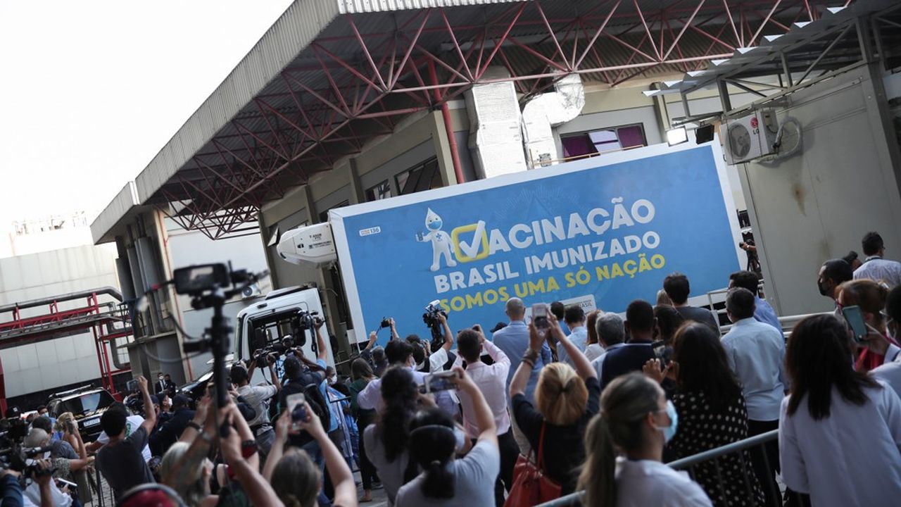 Un camion chargé du vaccin d'AstraZeneca/Oxford quitte l'Institut FioCruz pour le distribuer à Rio de Janeiro.