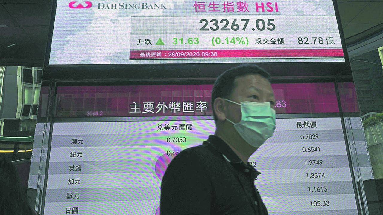 Un tableau de bord électronique reproduisant le Hong Kong Stock Exchange.
