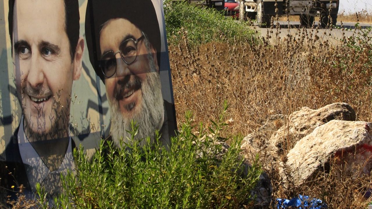 Sur une route au sud du Liban, les portraits du dictateur syrien Bachar al-Assad et de son « sauveur » libanais Hassan Nasrallah, le chef du Hezbollah, le mouvement chiite pro-iranien