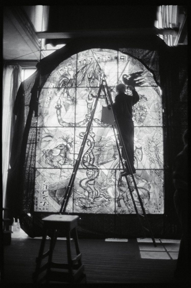 Izis, Marc Chagall travaillant sur le vitrail de La Tribu de Dan à l'atelier Simon-Marq de Reims, 1961.