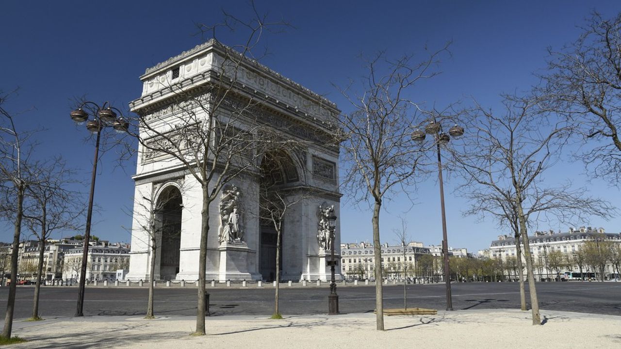 La place Charles de Gaulle et l'Arc de Triomphe, à Paris, lors du deuxième confinement.