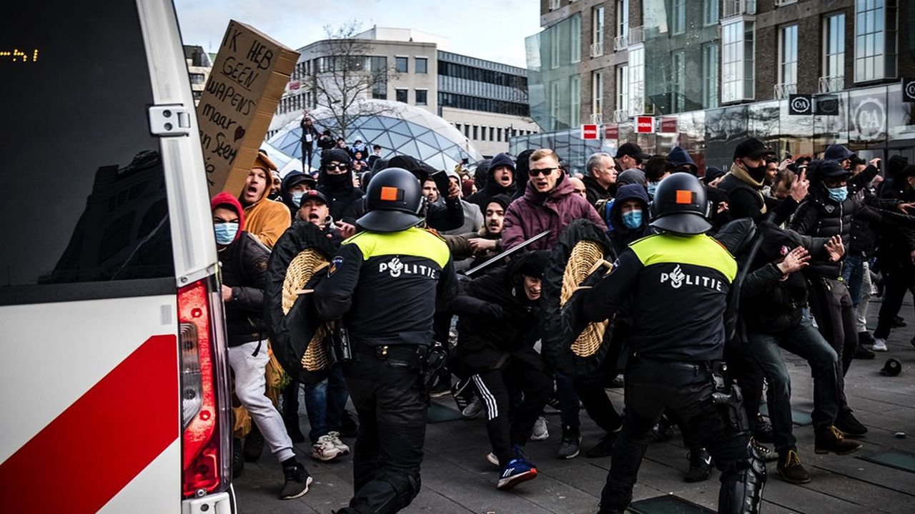 Environ 250 personnes avaient déjà été arrêtées lors de manifestations dimanche, notamment à Eindhoven (photo).