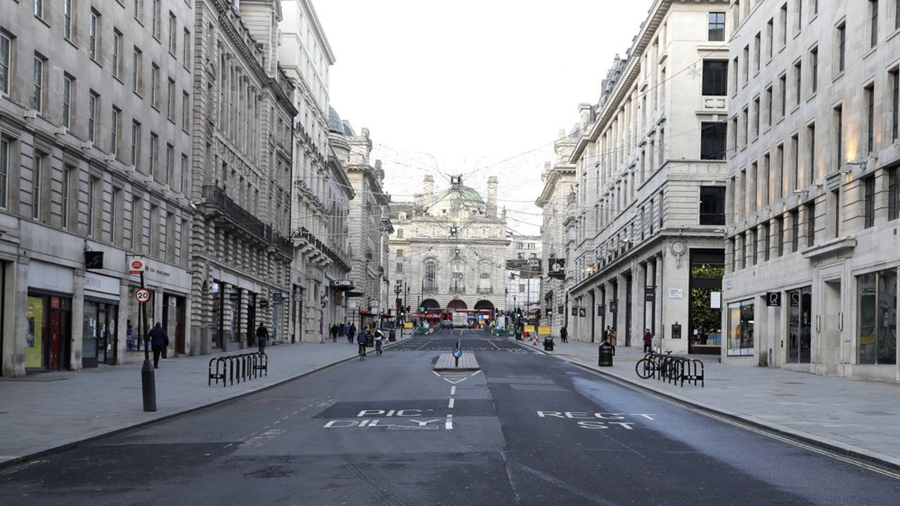 La rue commerçante Regent Street à Londres, d'habitude noire de monde, est d'une tranquillité irréelle depuis le confinement instauré au Royaume-Uni il y a trois semaines.