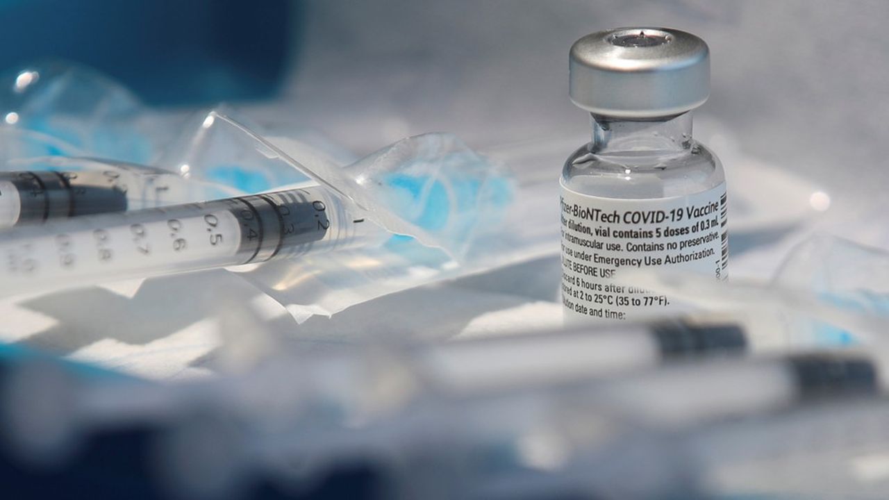 En un temps record, des vaccins contre le Covid-19, comme le Pfizer-BioNTech, ont été développés. Mais les Européens se plaignent de la lenteur de la vaccination.