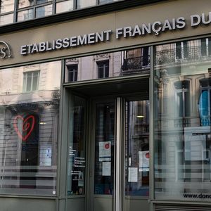 Le LFB qui fabrique des médicaments à partir du plasma collecté par l'Etablissement français du sang, a dû engager des négociations financières avec ses banques.