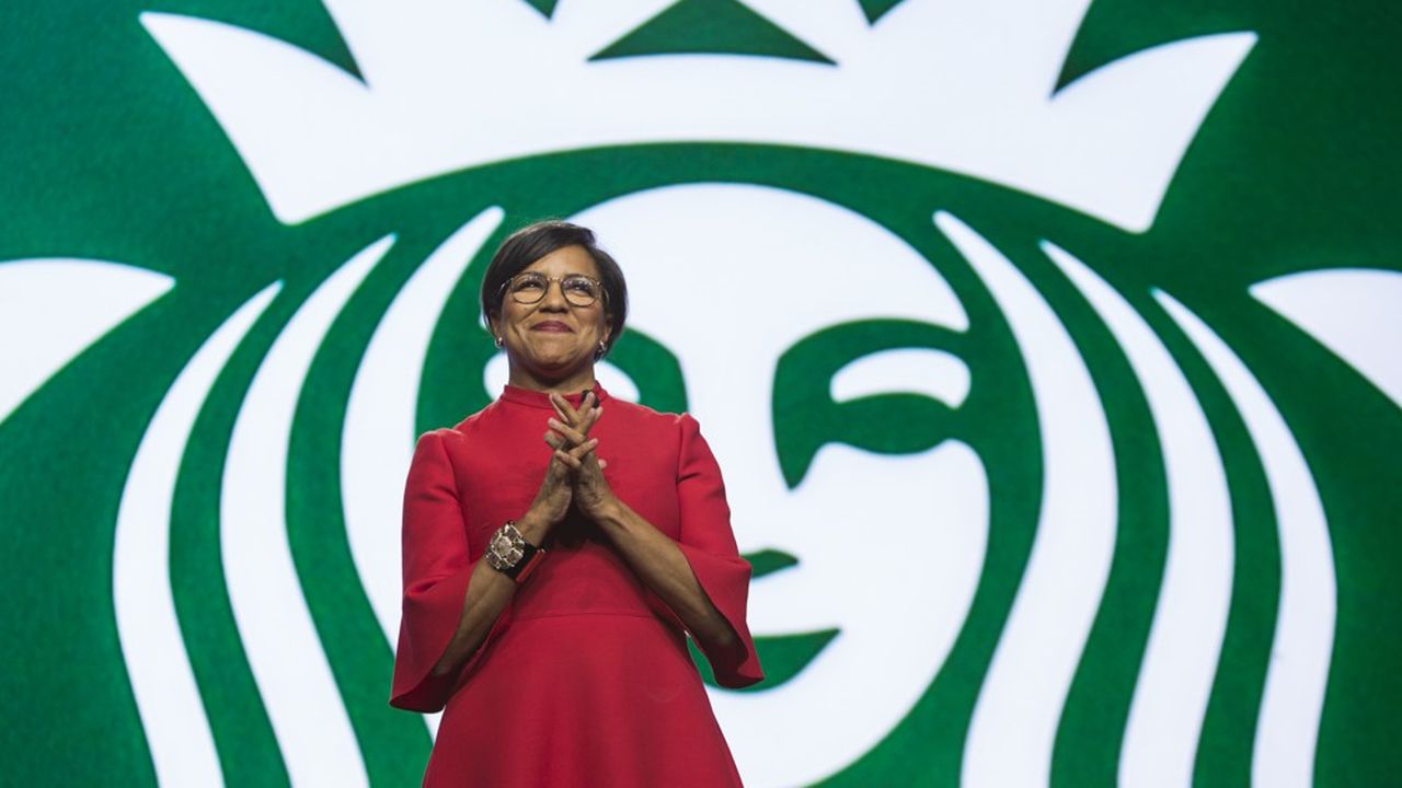 Actuellement directrice des opérations à Starbucks, Rosalind « Roz » Brewer avait été la première femme à diriger une division de Walmart.