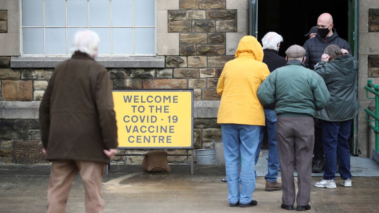 Le Royaume-Uni est en tête des vaccinations en Europe, 10 % de sa population ayant déjà reçu le sérum (ici, un musée transformé en centre de vaccination à Swindon, au sud du pays).
