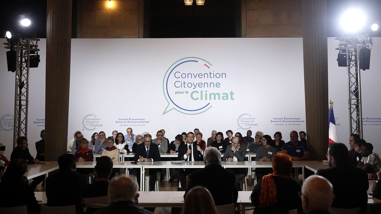 Emmanuel Macron lors d'un échange avec les citoyens de la Convention pour le climat, au Conseil économique, social et environnemental.