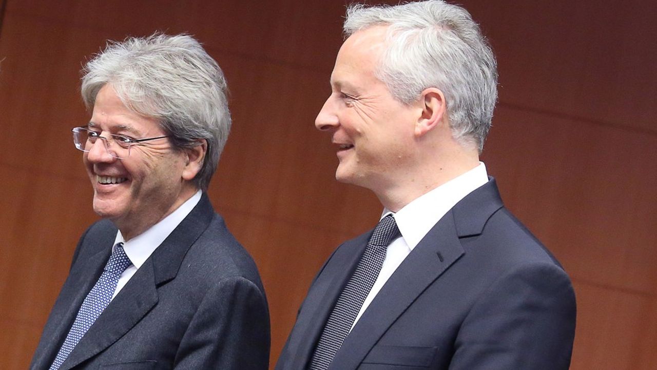 Le ministre français des Finances, Bruno Le Maire, aux côtés de Paolo Gentiloni, commissaire européen chargé de l'Economie et de la supervision des plans de relance nationaux.