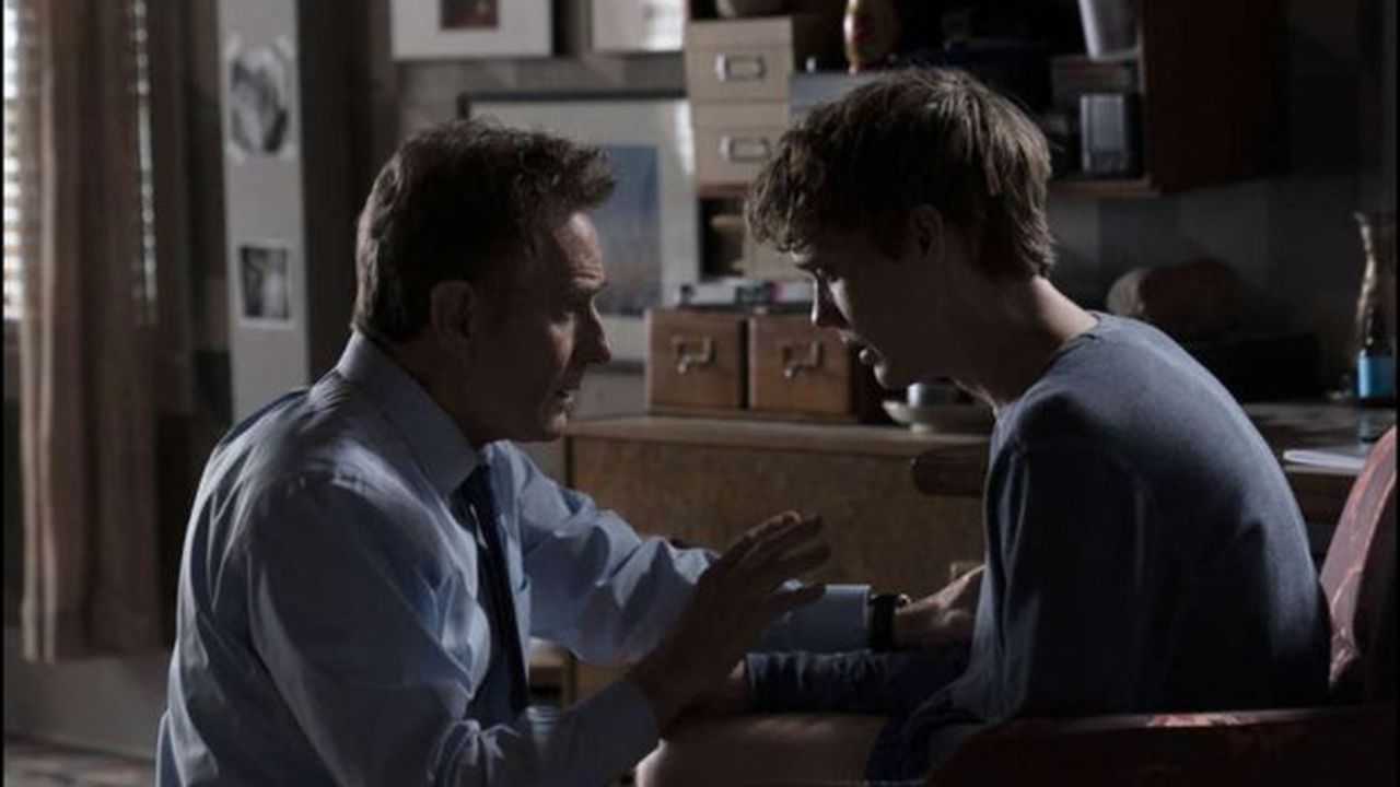 Le juge Michael Desiato (Bryan Cranston) prêt à tout pour sauver son fils Adam (Hunter Doohan).