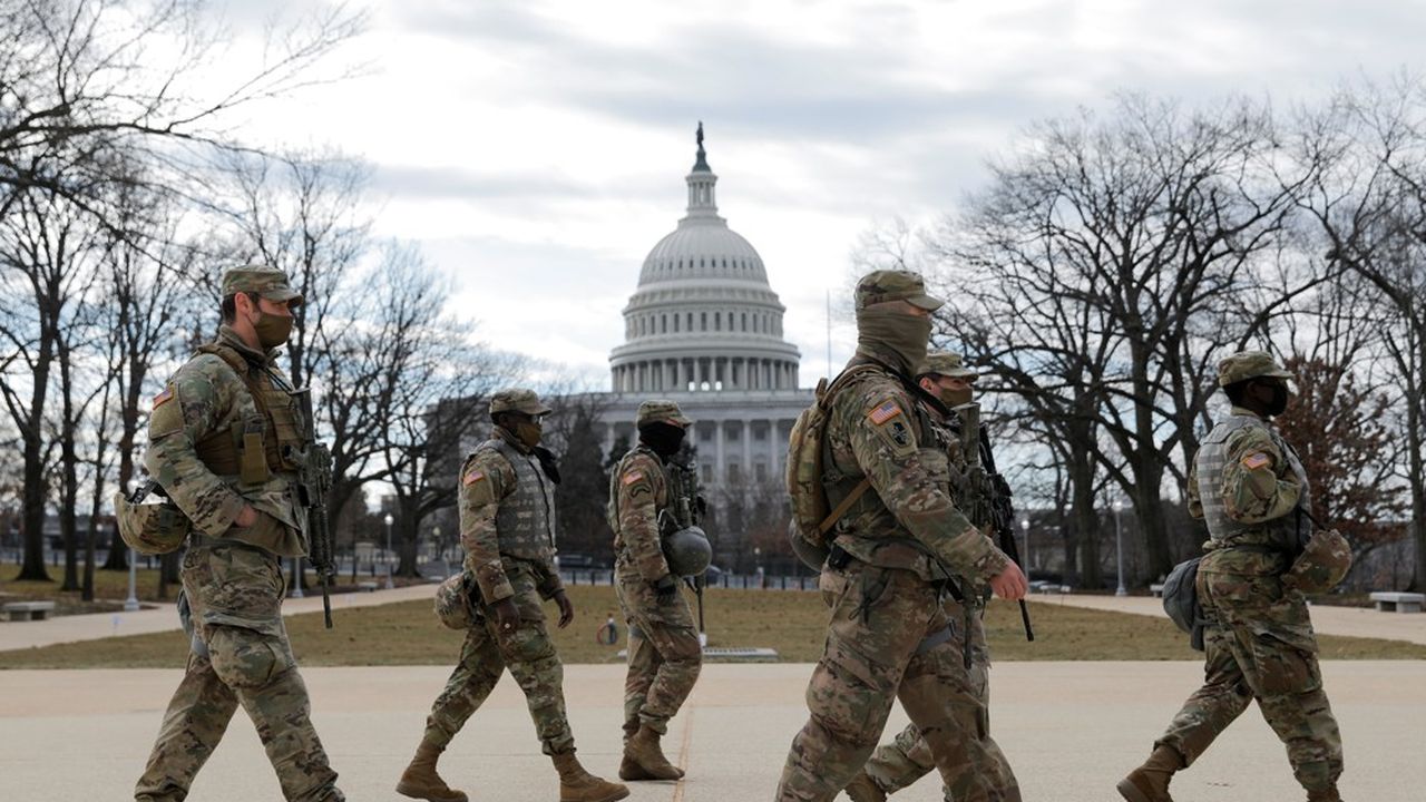 Devant les menaces de manifestations violentes, la Garde nationale américaine a été déployée à proximité du Capitole avant l'investiture du président Joe Biden le 20 janvier.