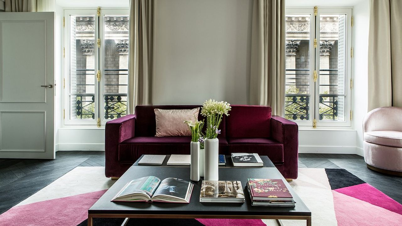 «Fauchon Hôtel Paris» reprend les codes couleurs iconiques de la marque : blanc, noir, rose, doré.