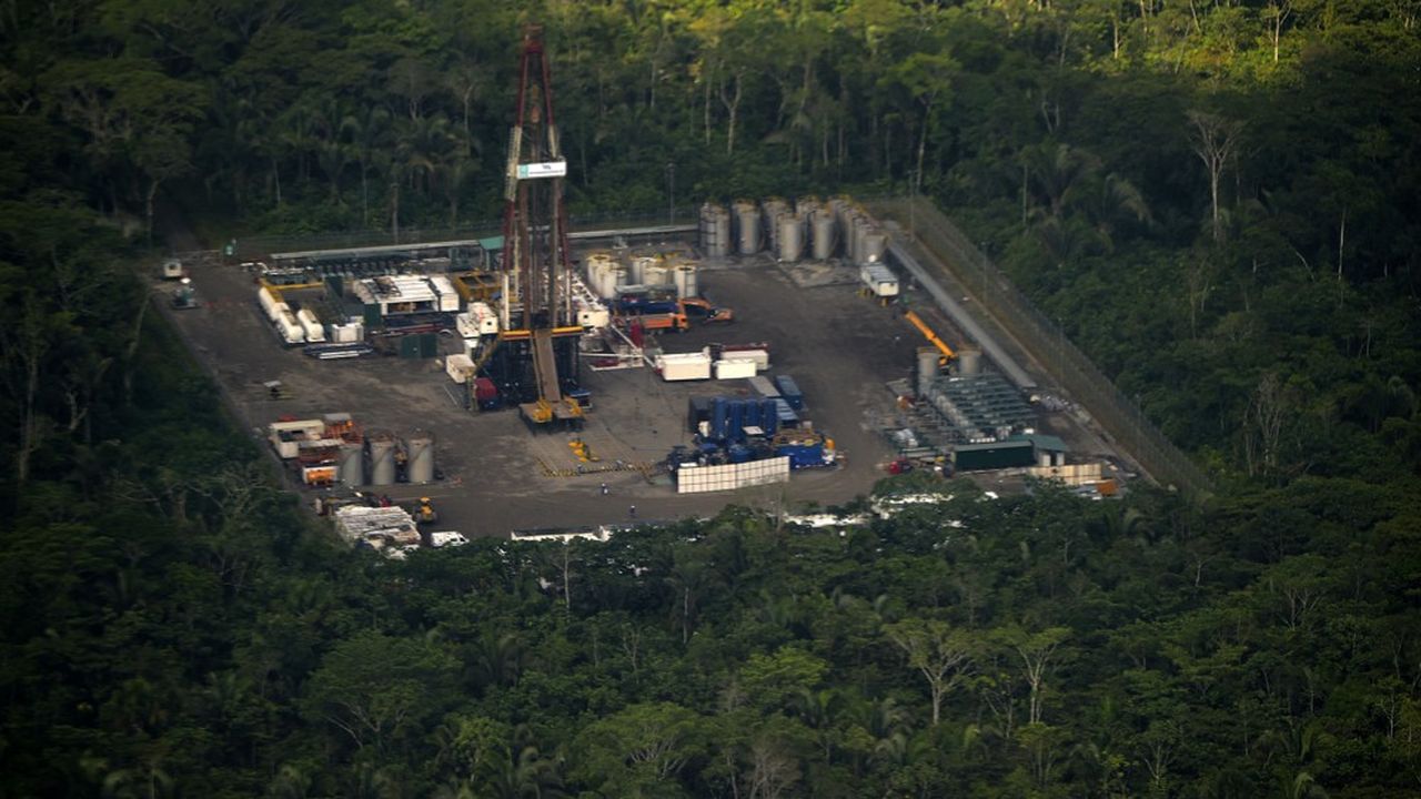 Un puits de pétrole au milieu de la forêt équatorienne.