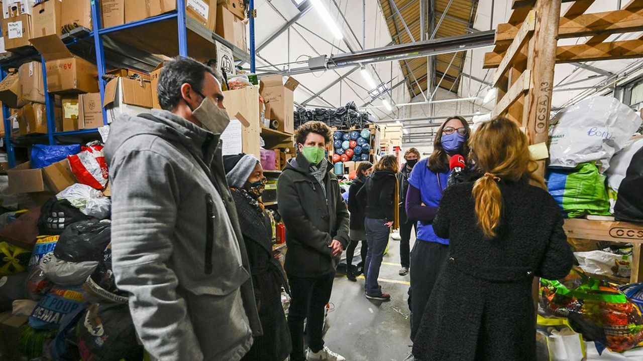 Julien Bayou, le candidat écologiste en Ile-de-France, visitant en décembre une association d'aide aux migrants à Saint-Denis.