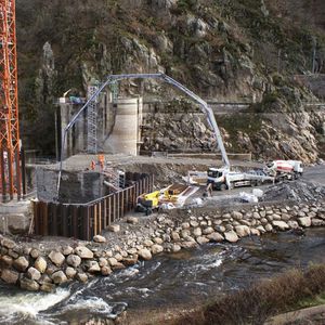 Point noir majeur pour la migration des saumons sauvages de l'Allier, le barrage de Poutès, actuellement en chantier, va être reconstruit pour permettre leur passage.
