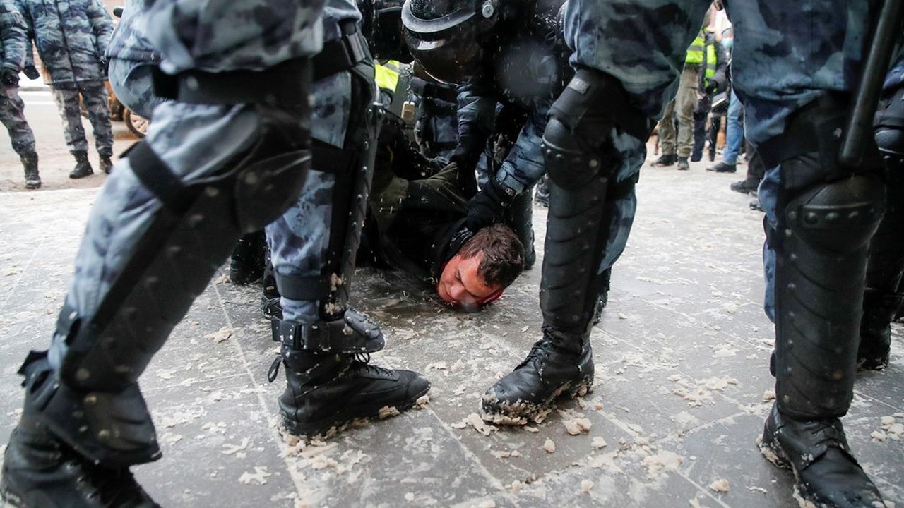 De nombreuses arrestations ont eu lieu dimanche, comme ici à Moscou, contre les manifestants venus soutenir l'opposant Alexei Navalny emprisonné.