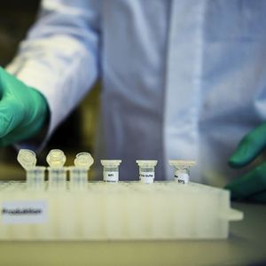 Le vaccin à base d'ARN messager de CureVac est actuellement « en voie de certification », a souligné le ministre allemand de la Santé, Jens Spahn, lors d'une conférence de presse commune avec Bayer et la biotech allemande.