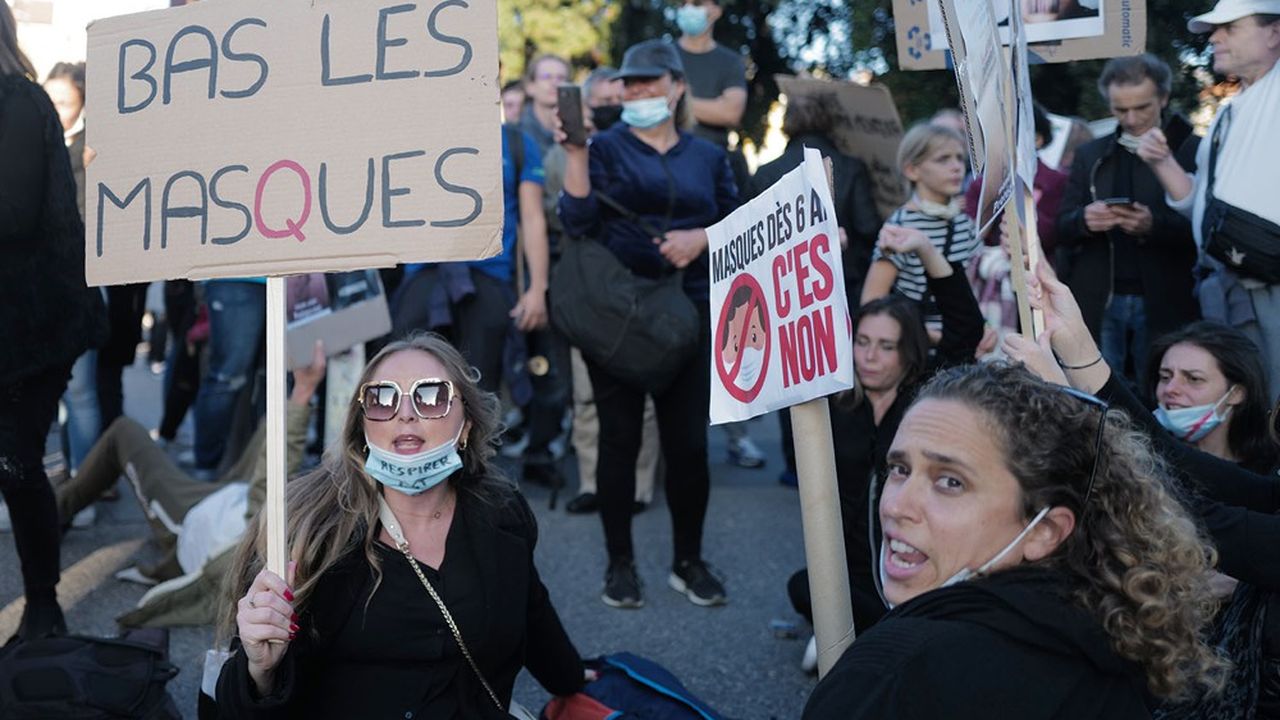 En France, le mouvement anti-masques n'a pas pris et les anti-vaccins restent une minorité.