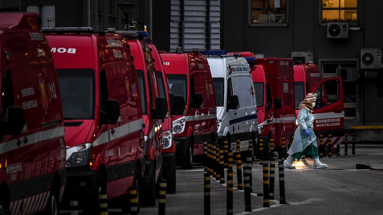Une douzaine d'ambulances devant l'hôpital Santa Maria à Lisbonne fin janvier 2021.