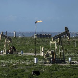 Un rapprochement entre Exxon et Chevron donnerait naissance au numéro deux mondial du pétrole, derrière Saudi Aramco. Si les discussions entre les deux géants américains ne sont pas allées plus loin, elles pourraient être réactivées dans les prochains mois.