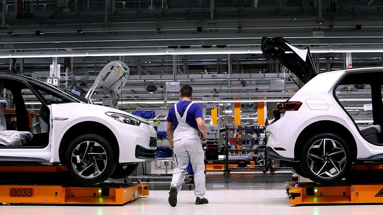 En Allemagne, la production industrielle s'est bien tenue en octobre et en novembre avant de se dégrader à nouveau depuis la fin de l'année. Ici l'usine de voitures électriques de Volkswagen, à Zwickau dans l'est du pays.