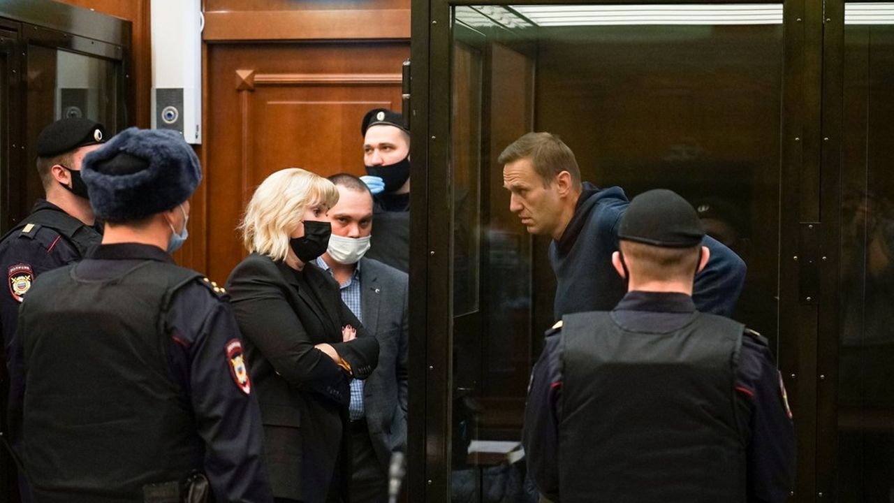 Le leader de l'opposition Alexei Navalny discute avec ses avocats lors d'une audience au tribunal.