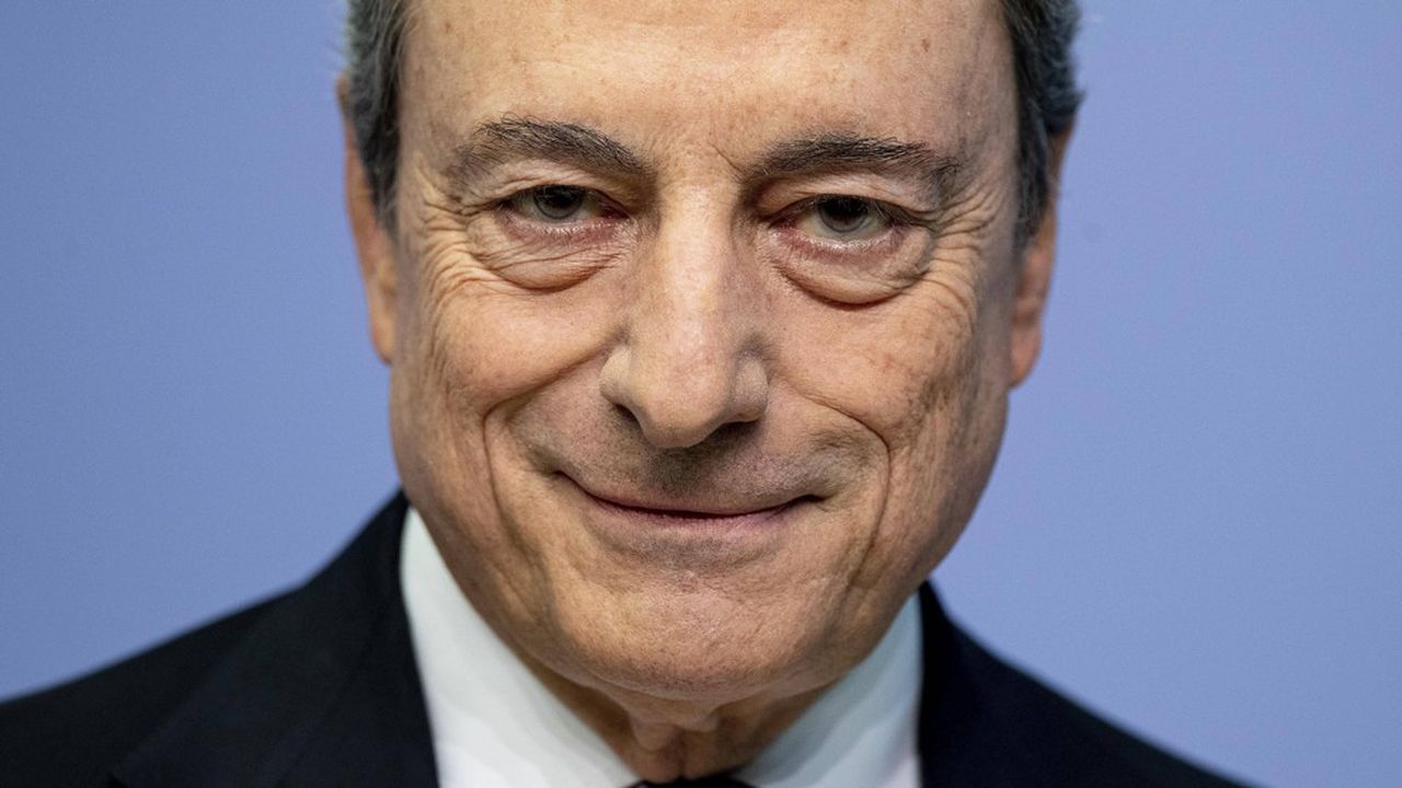 Face à la crise politique italienne, Mario Draghi, la « plus éminente réserve de la République », est cité comme ultime recours depuis qu'il a quitté son poste de président de la BCE le 1er novembre 2019.