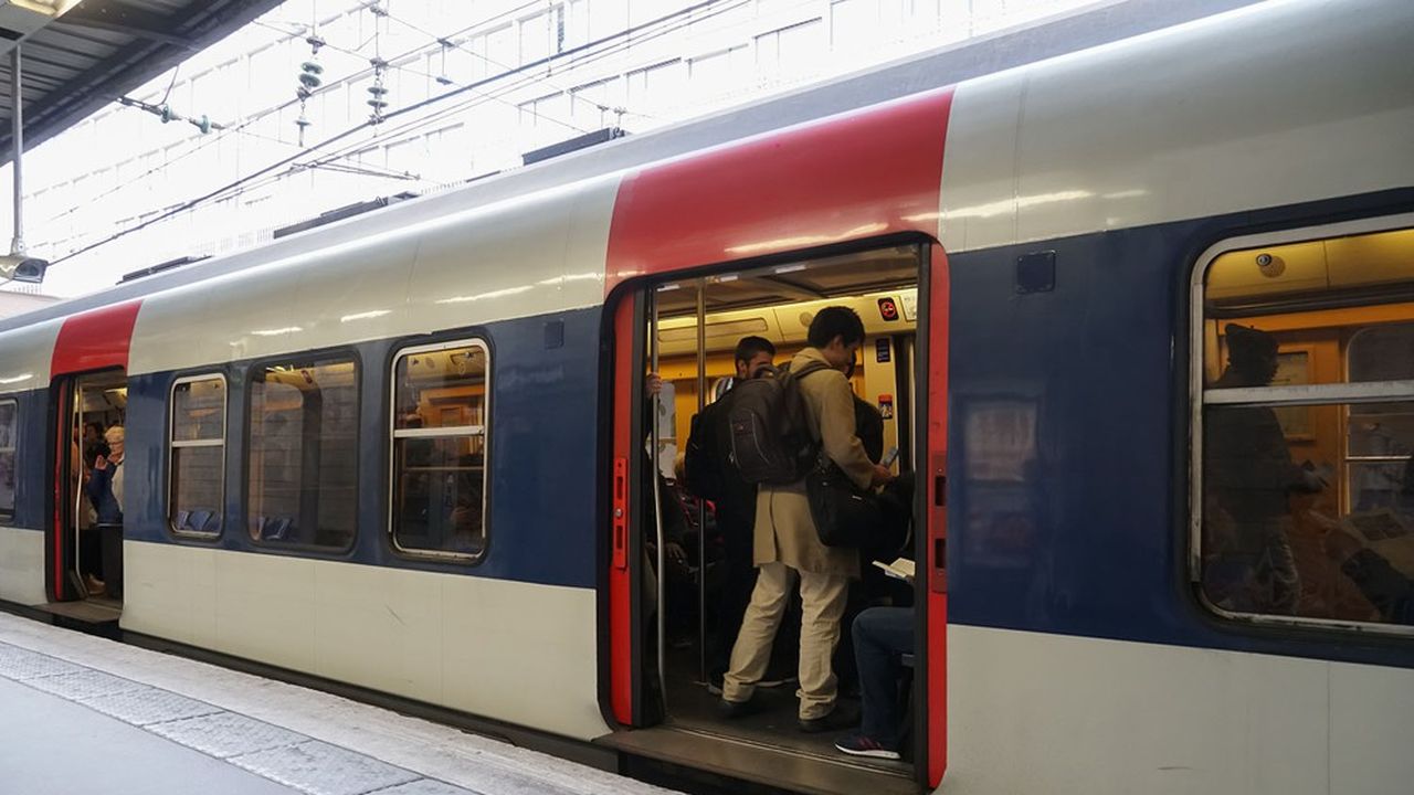La ligne B du RER francilien est la seconde la plus chargée d'Europe, derrière la ligne A, et attend son nouveau matériel pour la fin 2025.
