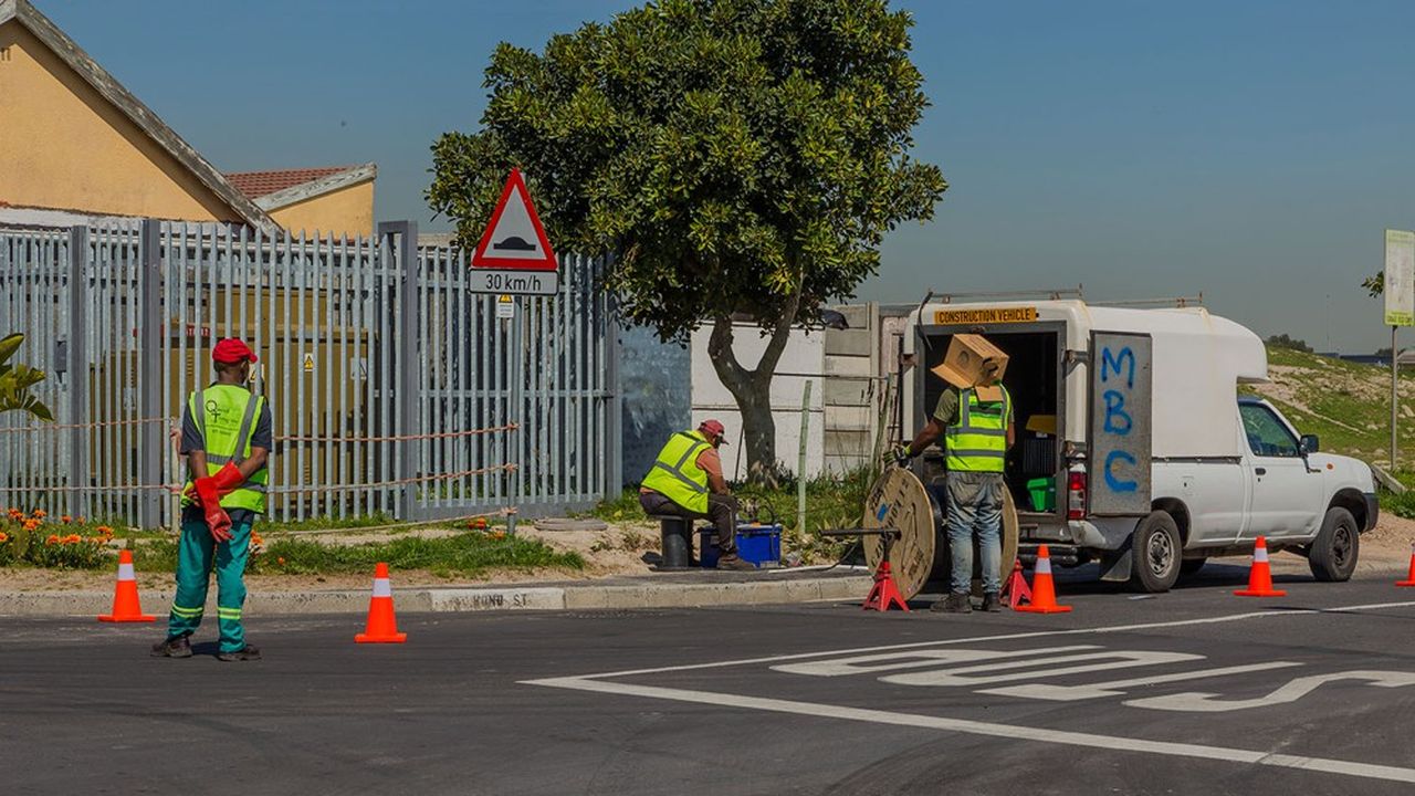 Des techniciens déploient la fibre optique, ici à Cape Town en Afrique du Sud.