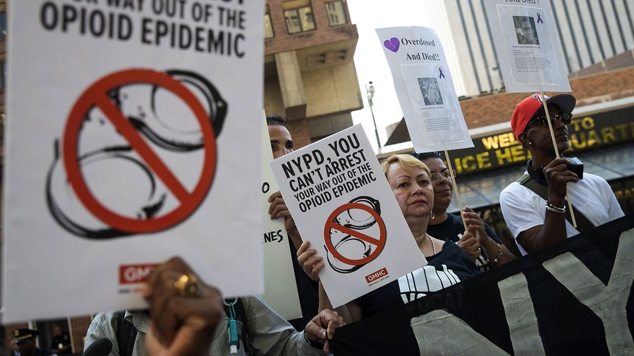 Selon des chiffres officiels, le nombre de décès chaque année par surdoses d'opioïdes sur ordonnance aux Etats-Unis a quadruplé entre 1999 et 2018, avec plus de 232.000 Américains morts d'un usage abusif sur cette période.