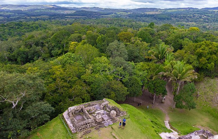 Site archéologique maya de Xunantunich près de San Ignacio au Belize, que l'on peut visiter en tout tranquillité.