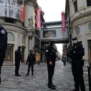 Le 3 & janvier, à Paris, la police vérifiait la nouvelle fermeture des grands magasins du boulevard Haussmann.