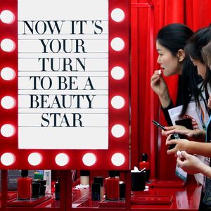 Le secteur de la cosmétique est, de loin, le premier moteur de la croissance des ventes en ligne de l'industrie du luxe en Chine.